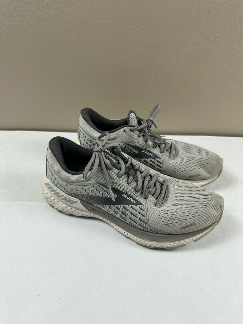 Brooks Women's Light Gray Athletic Running Shoes